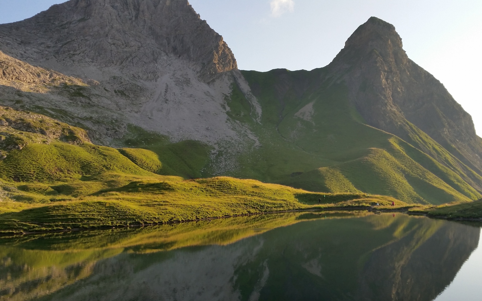 Картинки Гора, озеро, трава, отражение фото и обои на рабочий стол