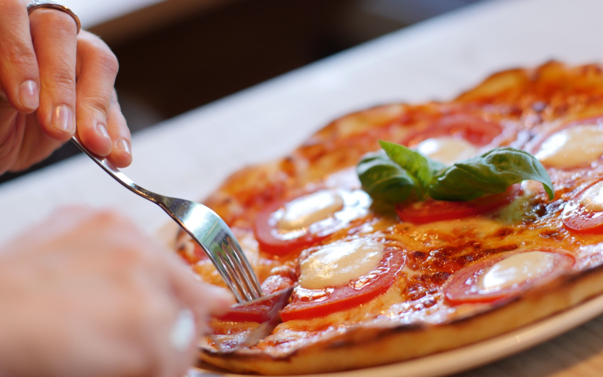 Картинки Пицца, выпечка, помидоры, сыр, рука фото и обои на рабочий стол