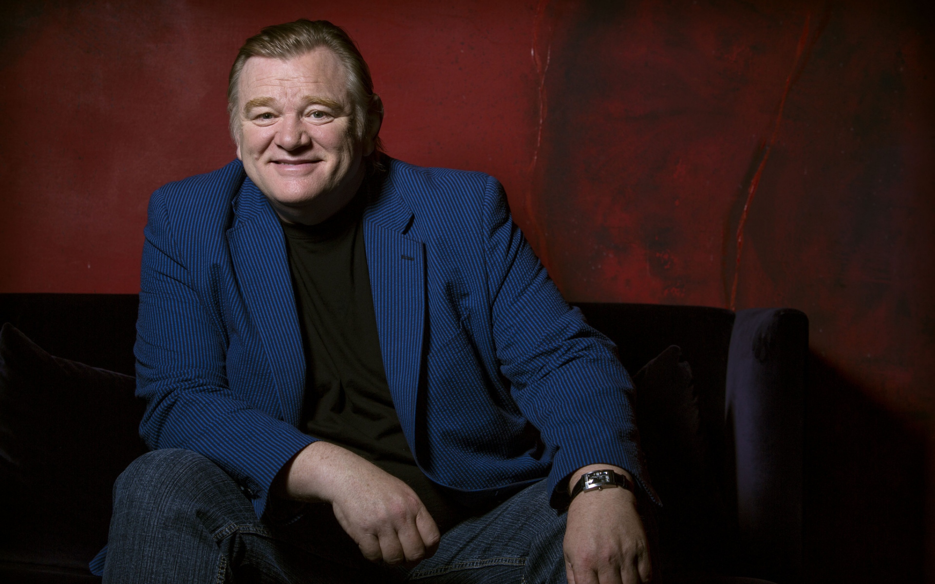Картинки Brendan gleeson, актер, куртка, фотосессия, диван фото и обои на рабочий стол