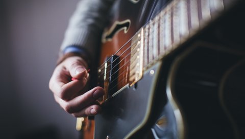 Гитара, рука, медиатор гитары