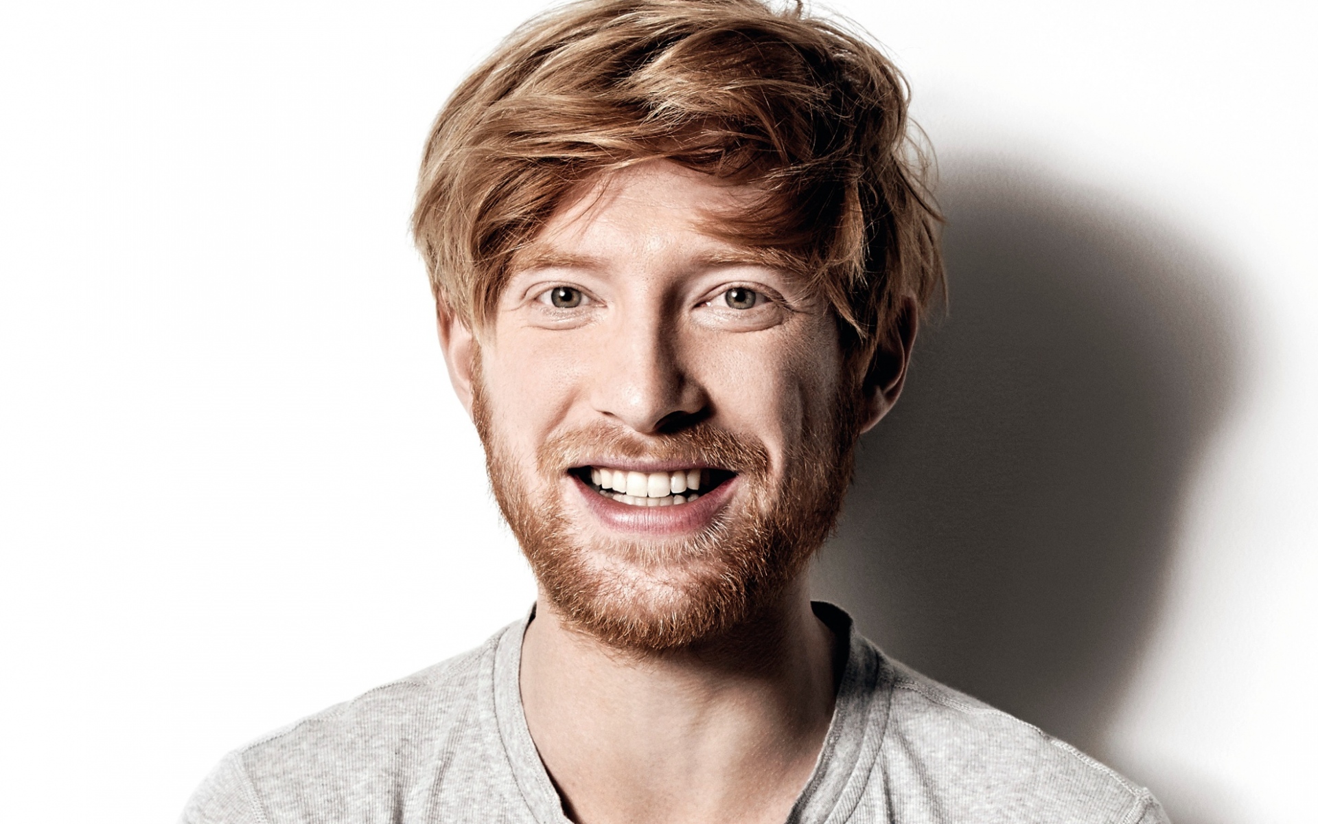 Картинки Domhnall gleeson, актер, рыжий, борода, улыбка фото и обои на рабочий стол