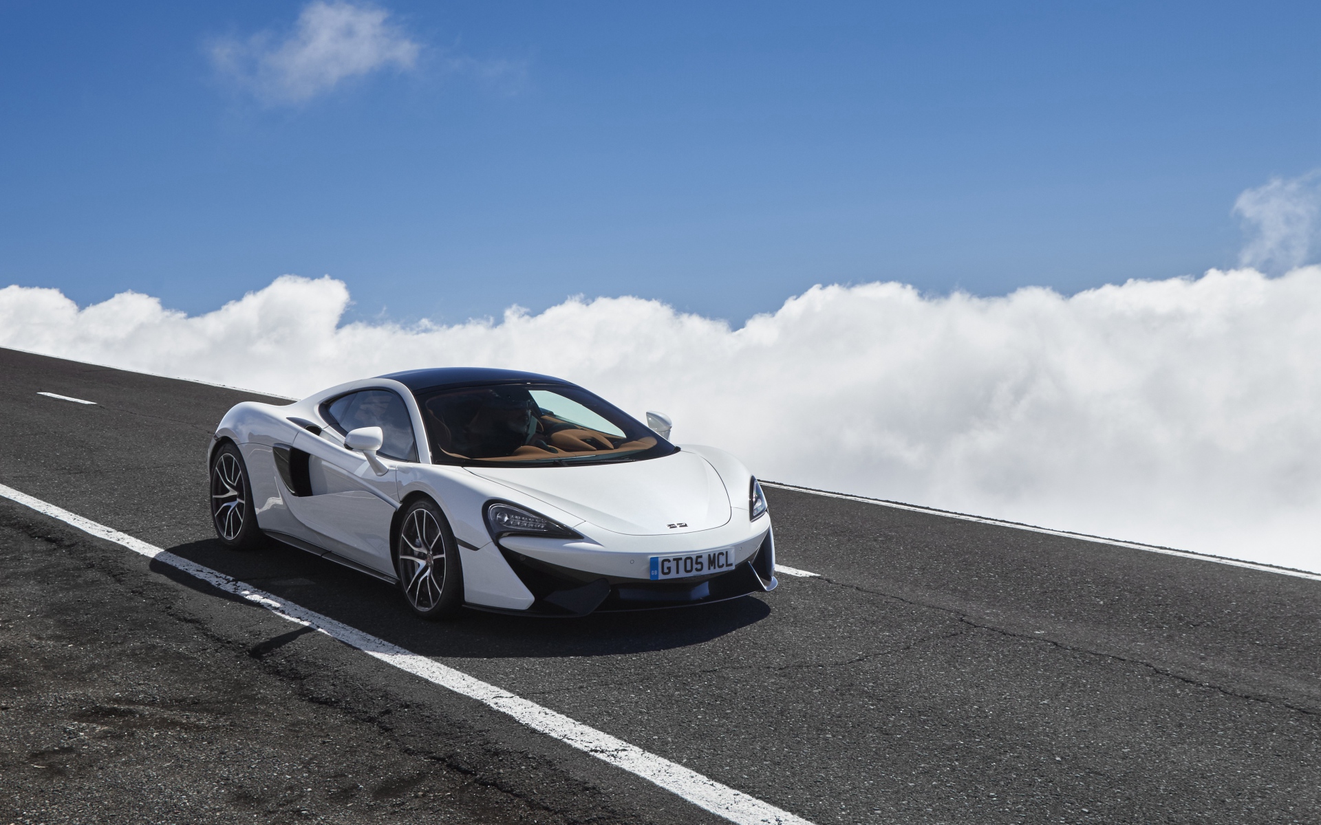 Картинки Mclaren, 570gt, вид сбоку, дорога фото и обои на рабочий стол