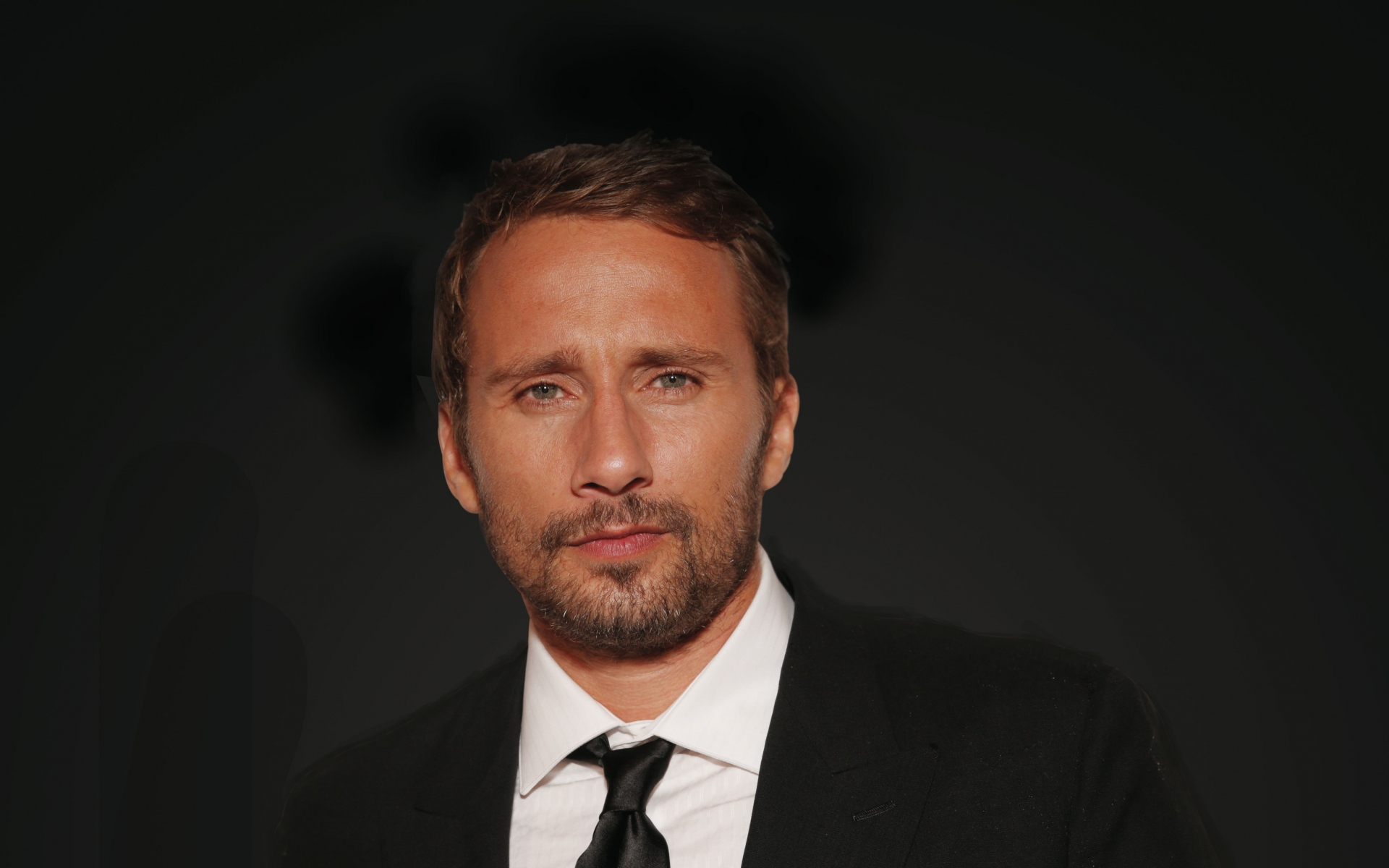 Картинки Matthias schoenaerts, актер, куртка, рубашка, галстук, вид фото и обои на рабочий стол