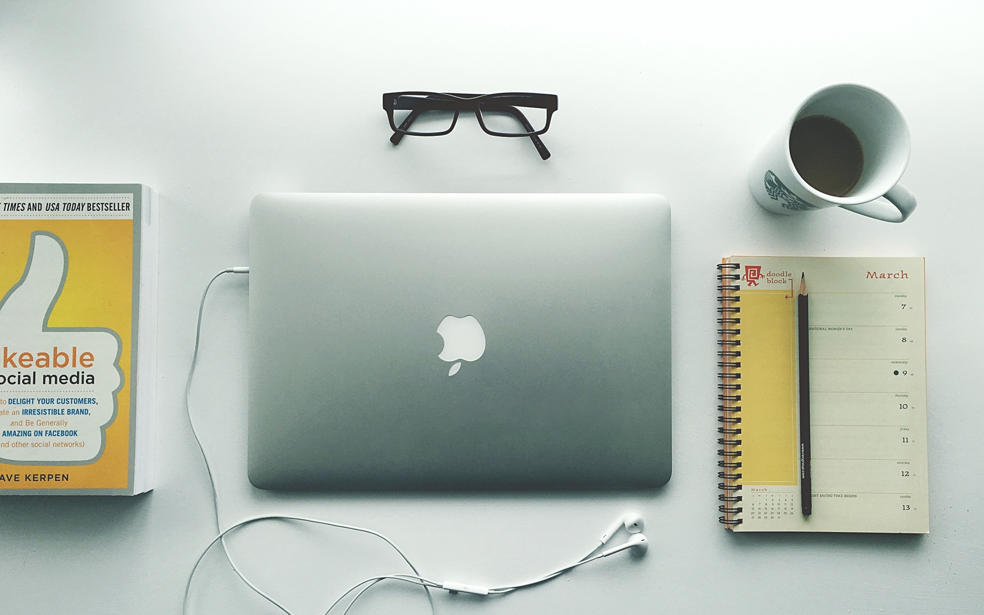Картинки Яблоко, macbook, ноутбук, наушники, ноутбук, чашка, очки фото и обои на рабочий стол