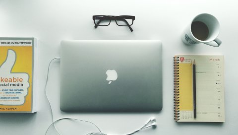 Яблоко, macbook, ноутбук, наушники, ноутбук, чашка, очки