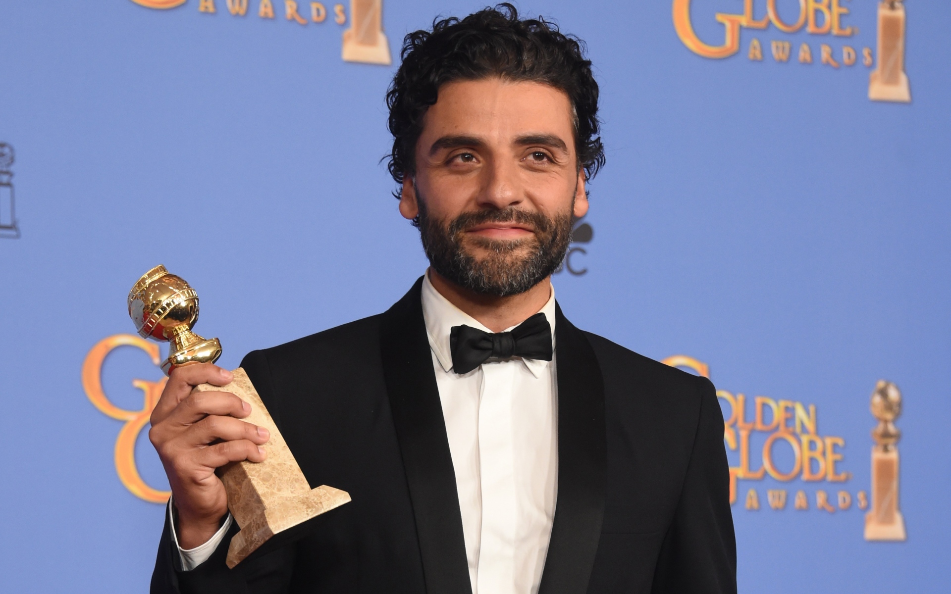 Картинки Oscar isaac, награда, золотой глобус фото и обои на рабочий стол