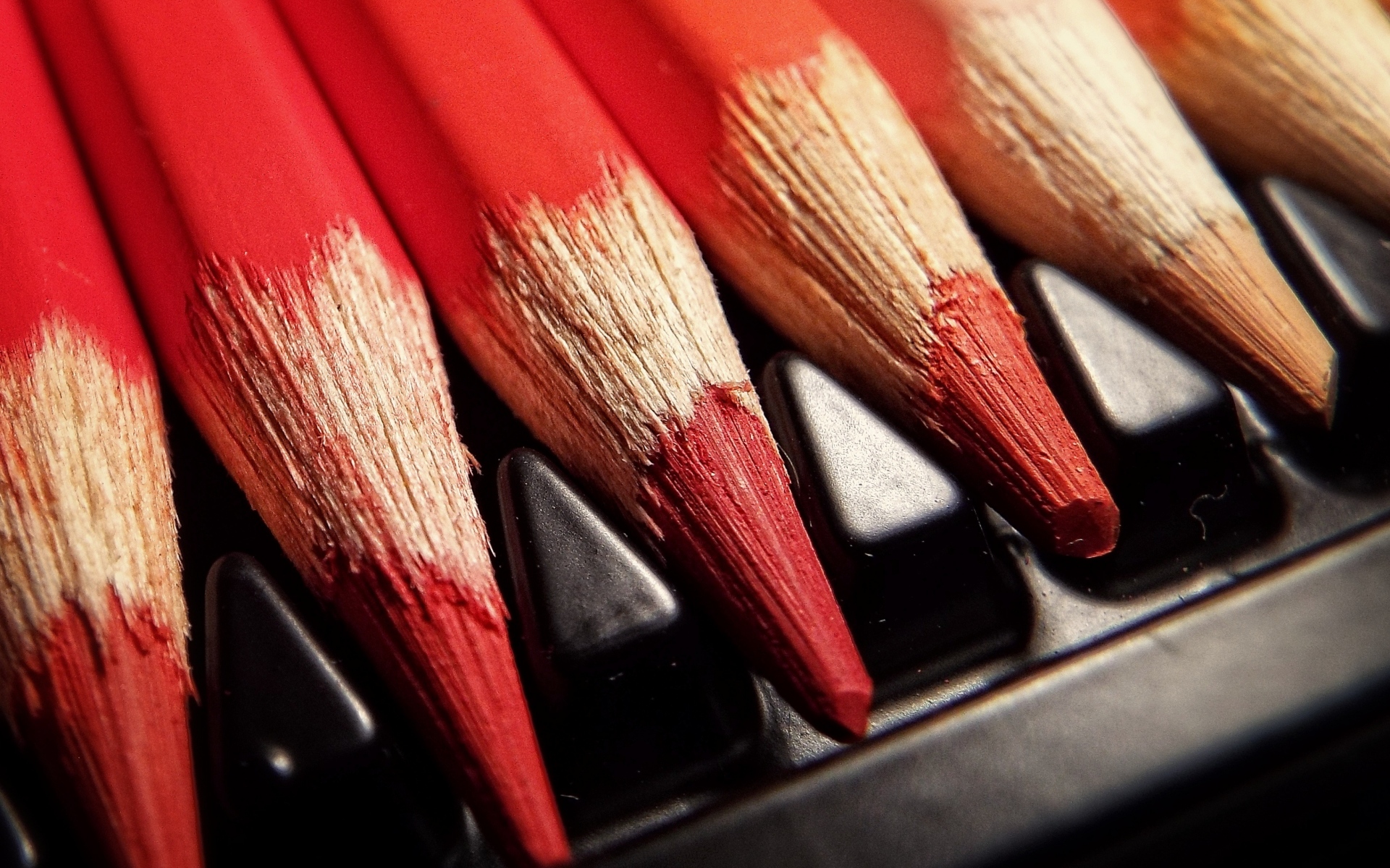 Картинки Цветные карандаши, заостренные, красные фото и обои на рабочий стол