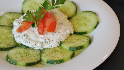 Огурцы, овощи, соус, цазики