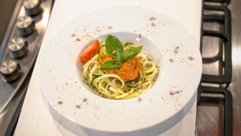 Макароны, соус, овощи