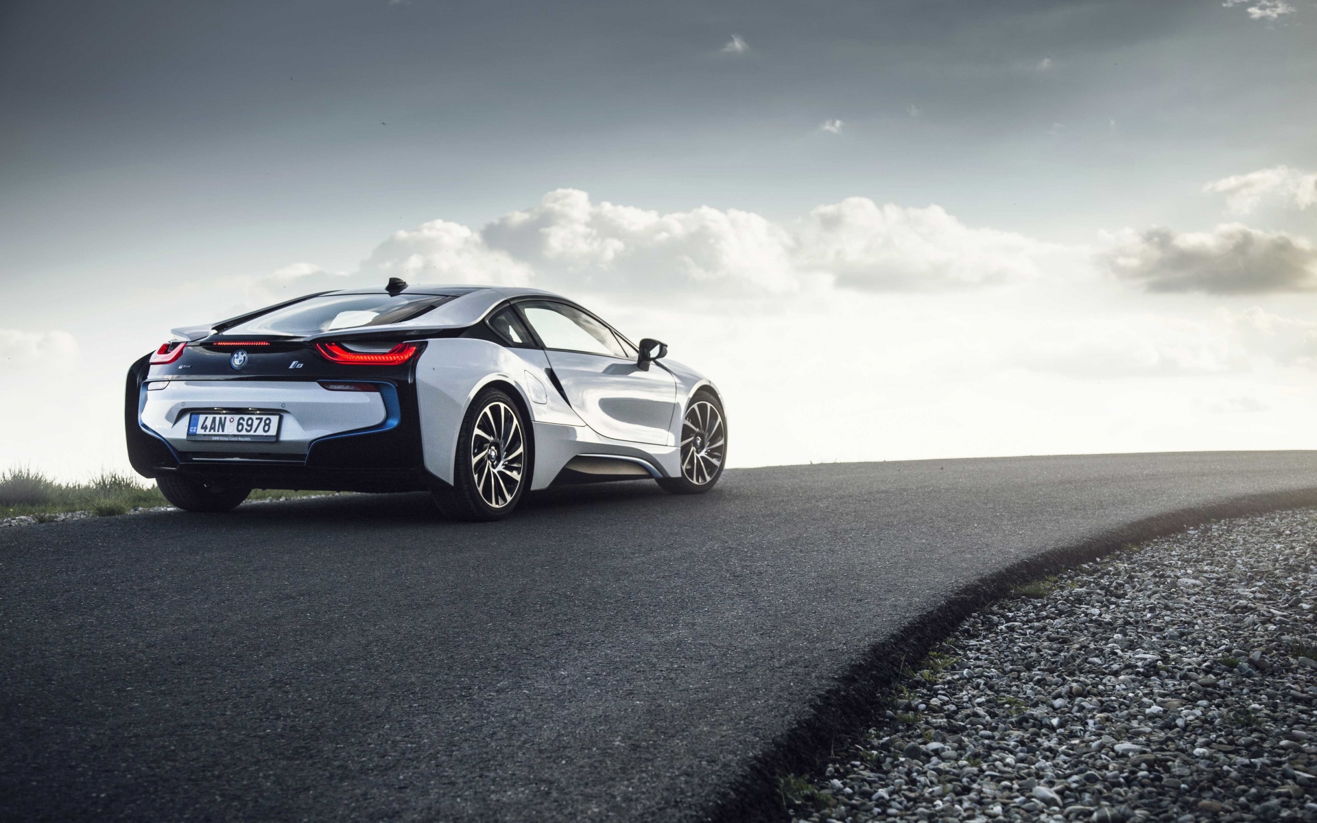Картинки Bmw i8, вид сзади, дорога фото и обои на рабочий стол