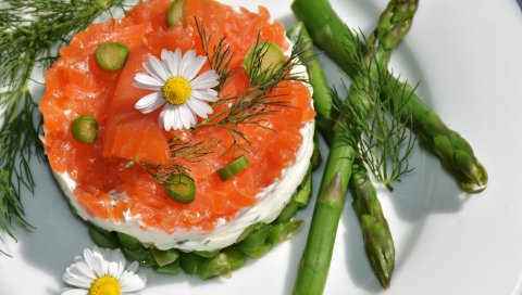 Рыба, мясо, спаржа, ромашка