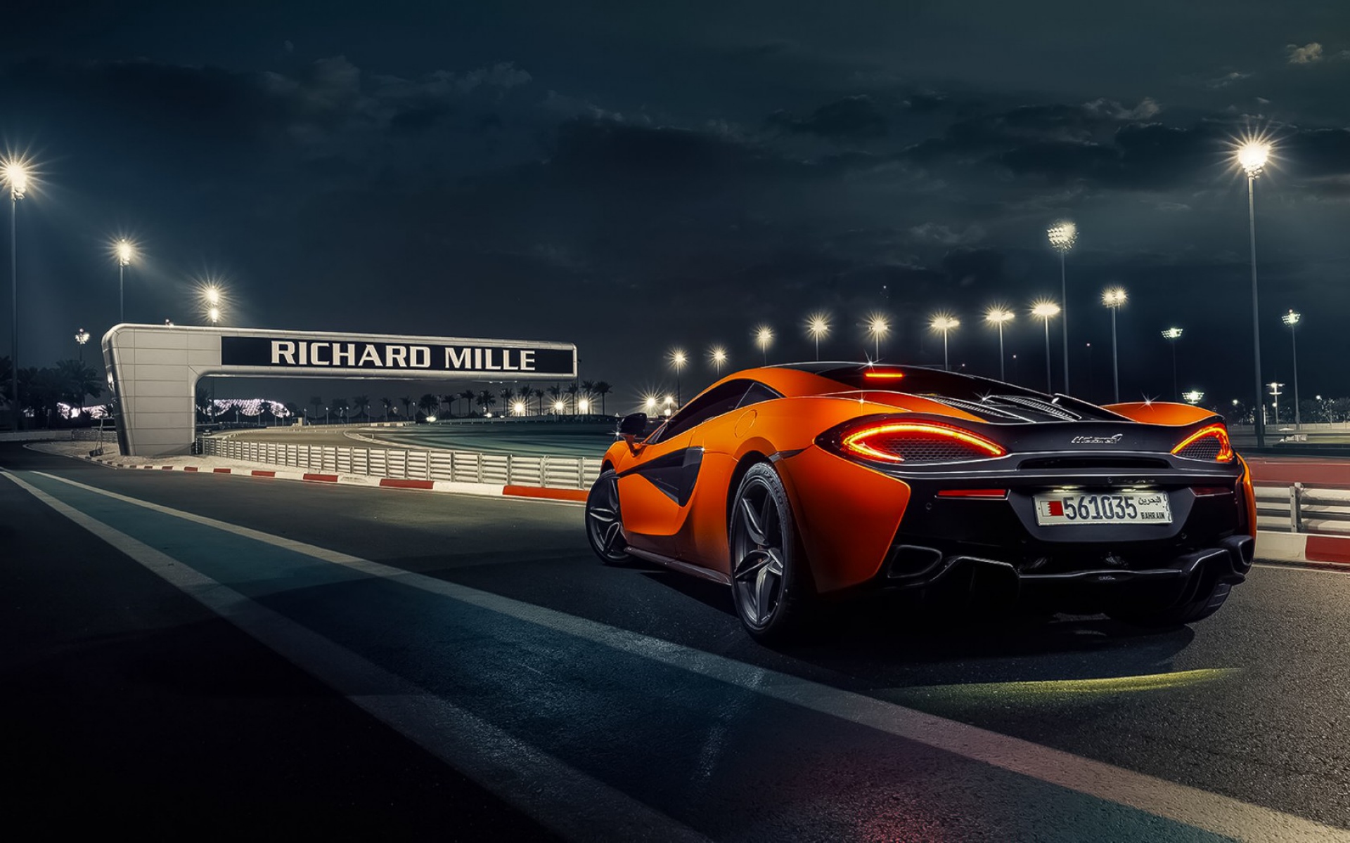 Картинки Mclaren, 570s, orange, city, road фото и обои на рабочий стол