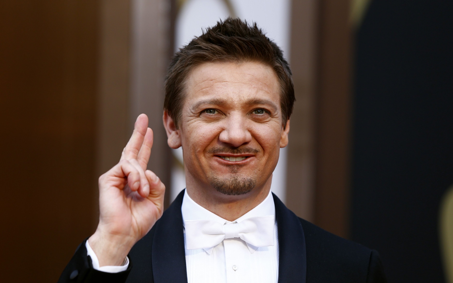 Картинки Jeremy renner, актер, улыбка, жест фото и обои на рабочий стол