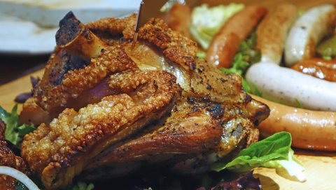 Свиная рулька, колбасы, мясо, аппетитные