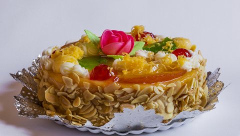 Торт, орехи, сливки