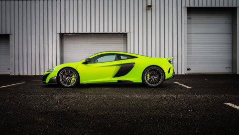 Макларен, 675lt, светло - зеленый, вид сбоку