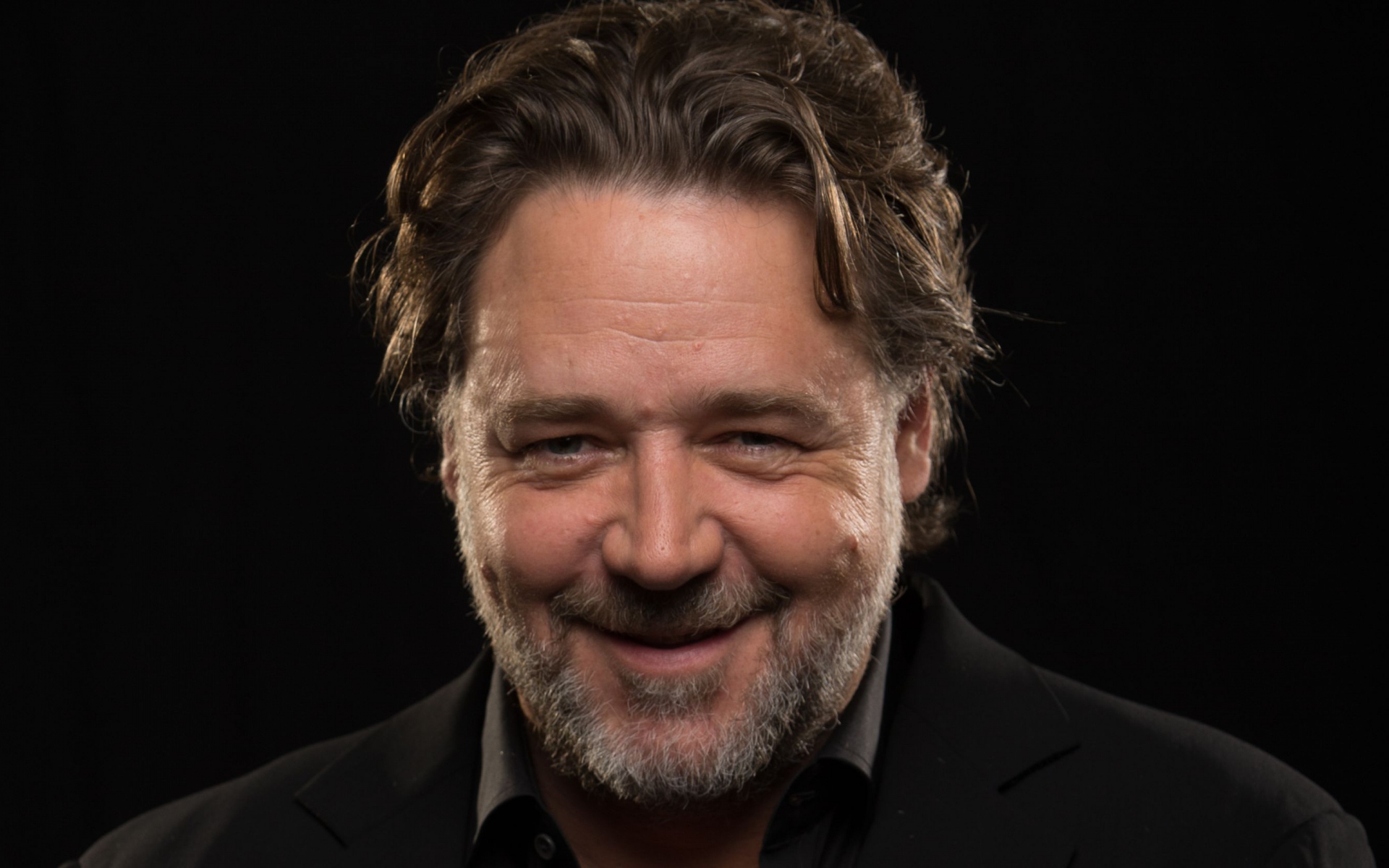 Картинки Russell crowe, актер, улыбка, щетина фото и обои на рабочий стол