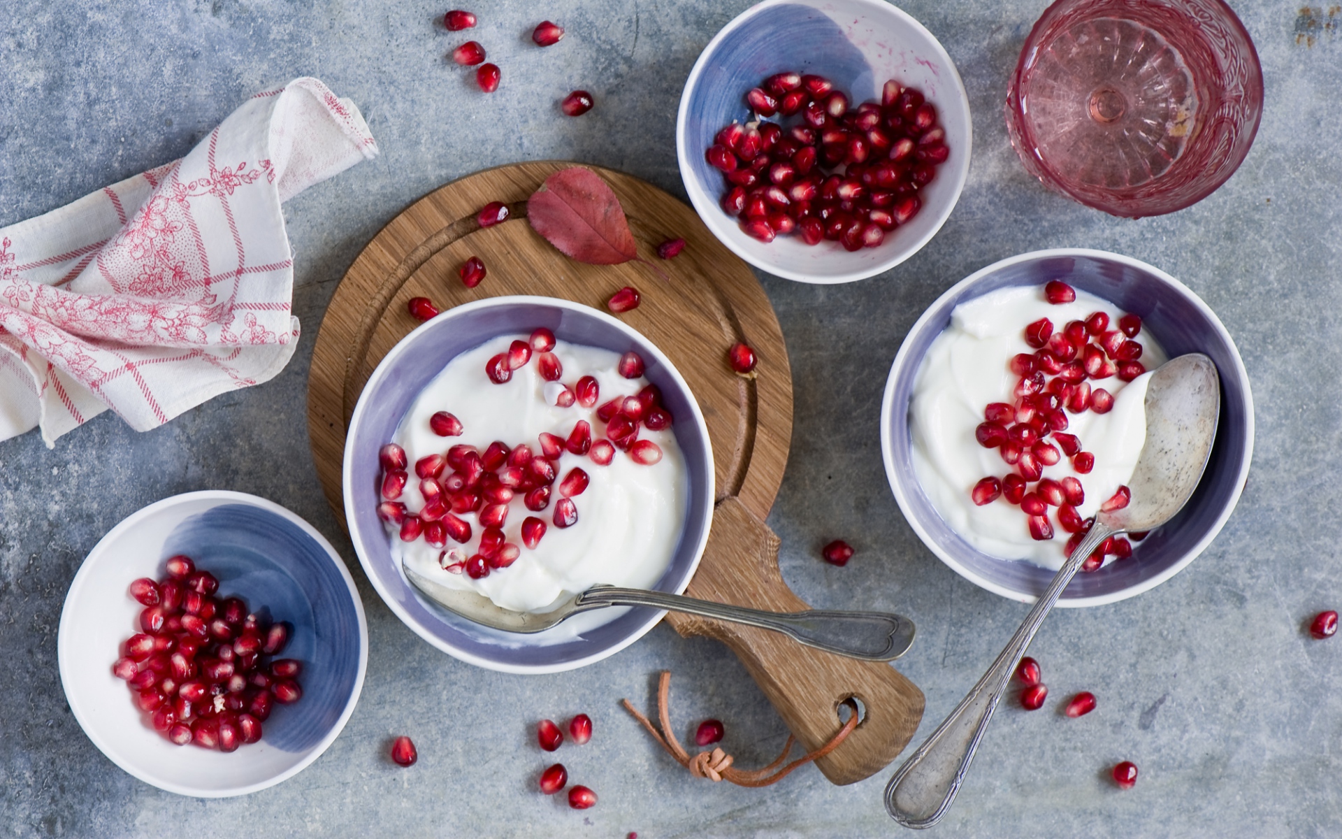 Картинки Йогурт, гранаты, сливки, кукуруза фото и обои на рабочий стол
