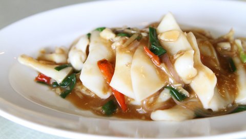 Жареные кальмары, китайское блюдо, соус
