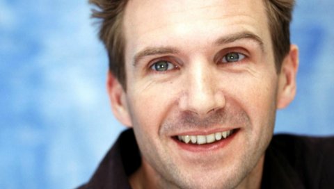 Ralph fiennes, актер, борода, улыбка