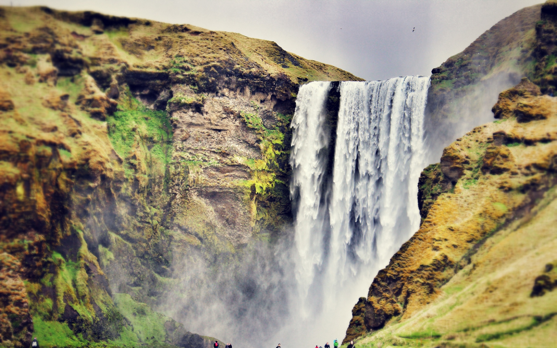 Картинки Skogafoss, водопад, Исландия, люди, пейзаж фото и обои на рабочий стол