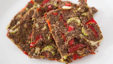 Льняной хлеб, овощи, здоровая пища