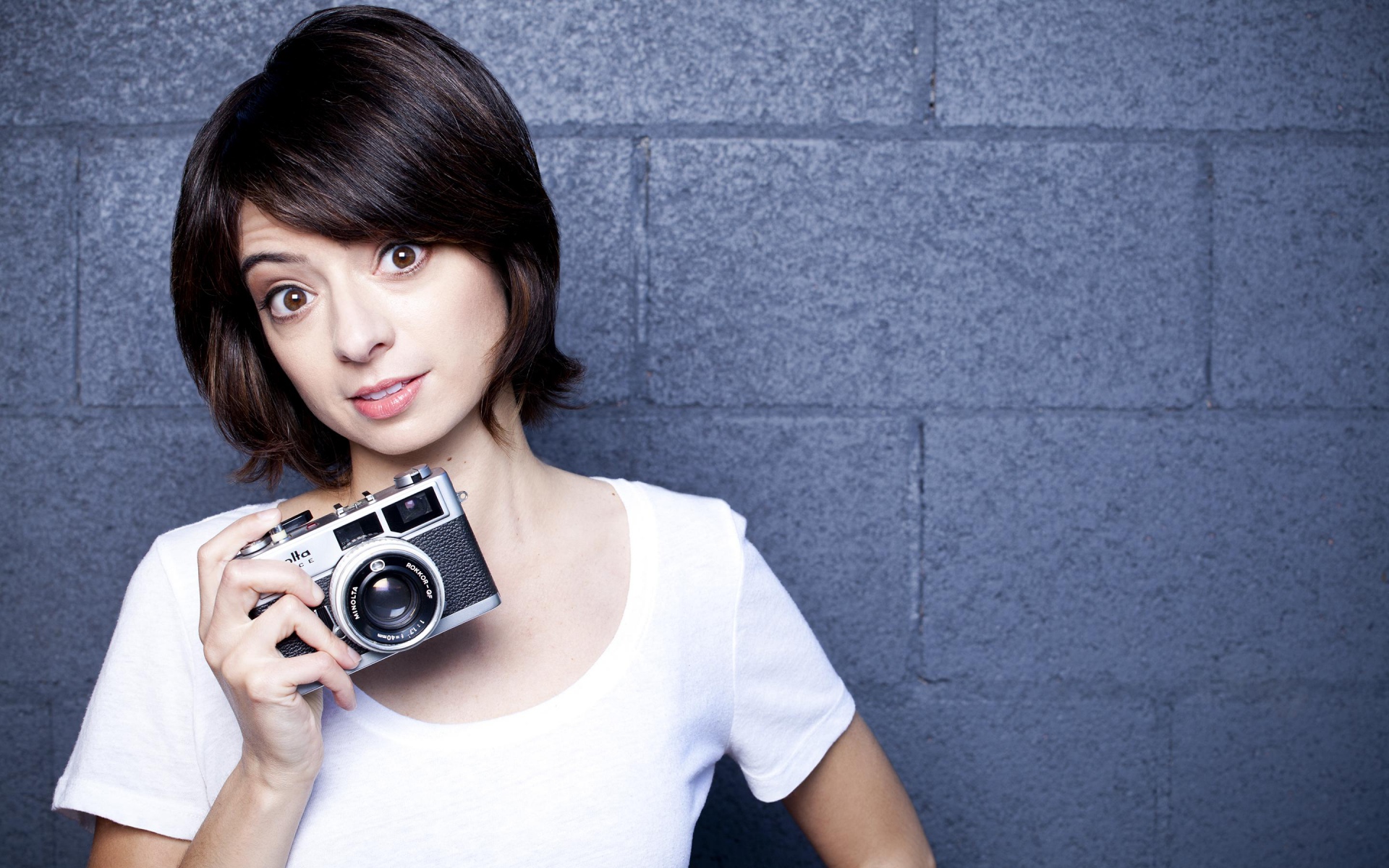 Картинки Kate micucci, актриса, брюнетка, камера фото и обои на рабочий стол