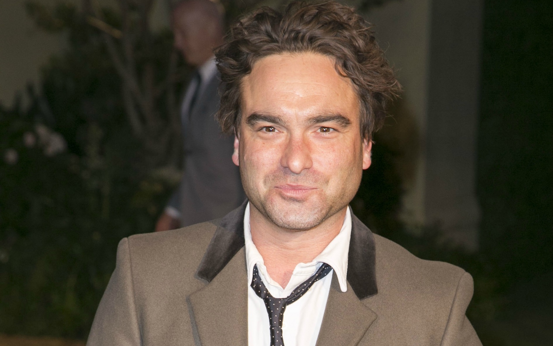 Картинки Johnny galecki, лицо, улыбка, куртка фото и обои на рабочий стол