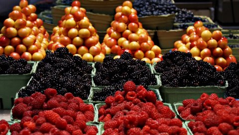 Малина, вишня, черные ягоды, рынок