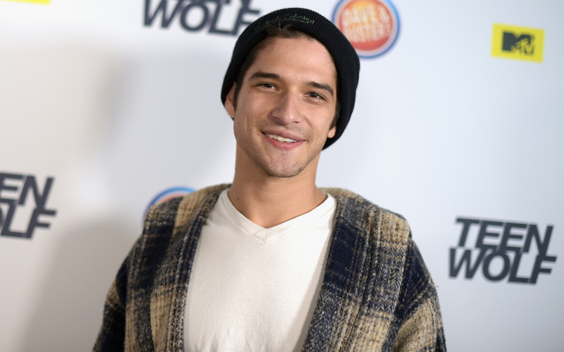 Картинки Tyler posey, актер, улыбка, шляпа фото и обои на рабочий стол