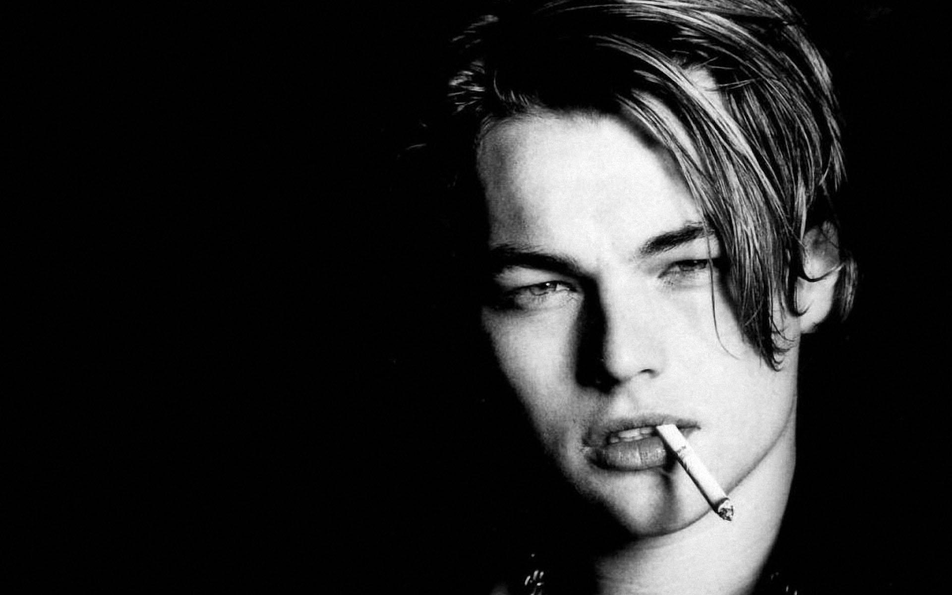 Картинки Leonardo dicaprio, актер, молодой, сигарета, bw фото и обои на рабочий стол
