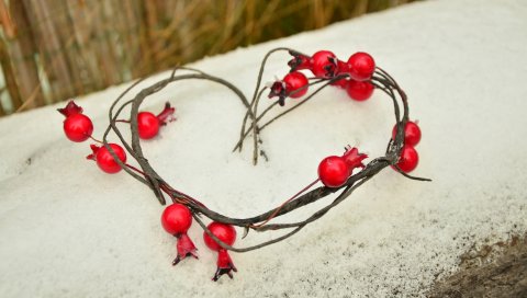 Сердце, снег, любовь, ягоды
