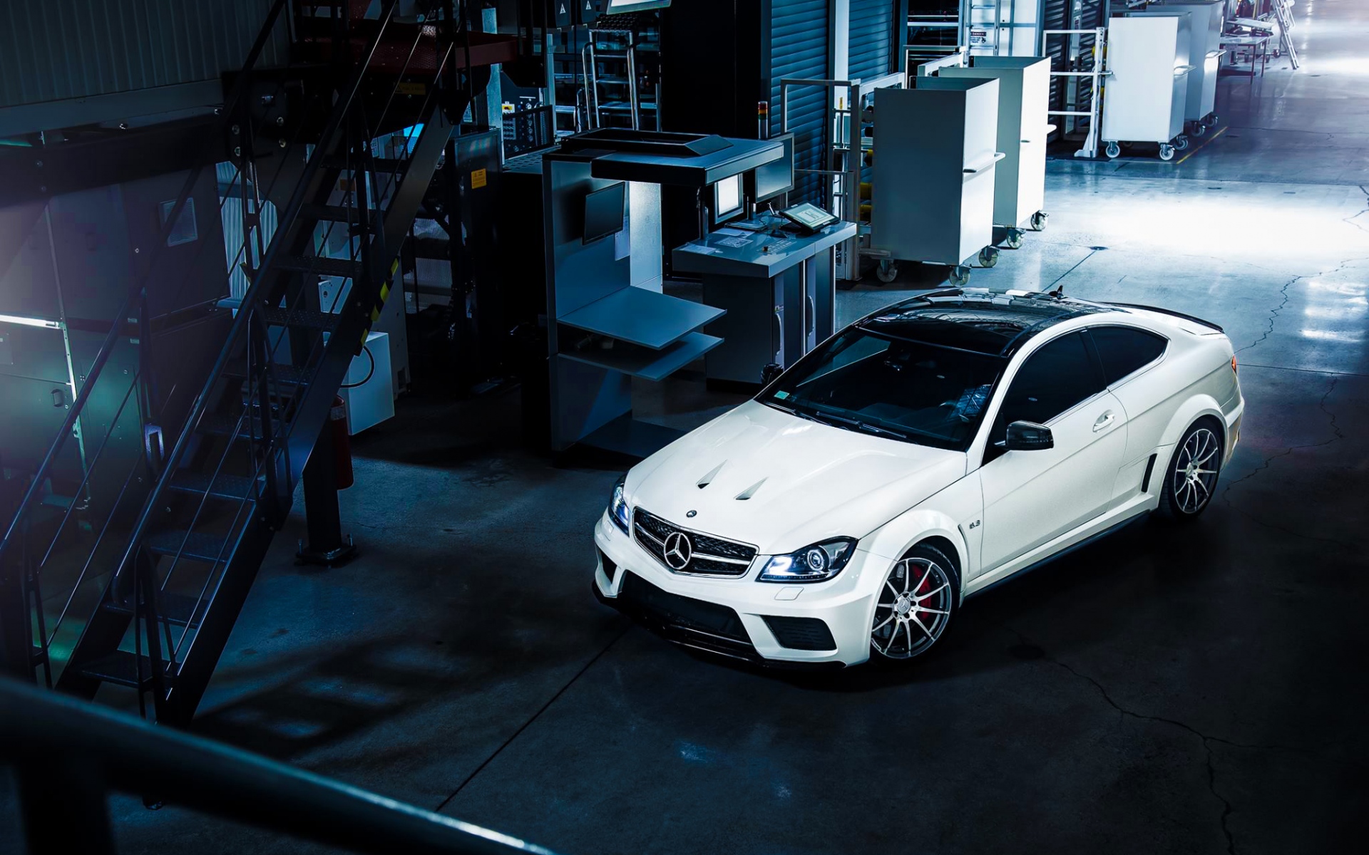 Картинки Mercedes-benz, c63, amg, белый, вид сбоку фото и обои на рабочий стол