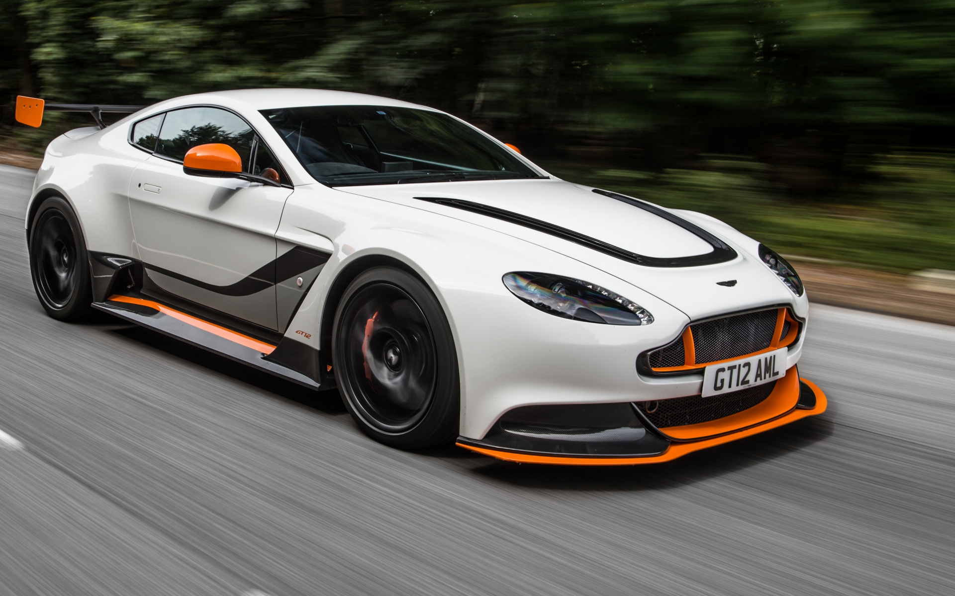 Картинки Aston martin, vantage, вид сбоку, движение фото и обои на рабочий стол