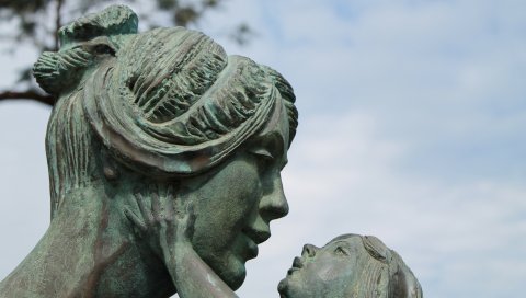 Памятник, девушка, ребенок