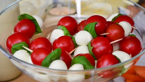 Моцарелла, сыр, вишня, помидоры