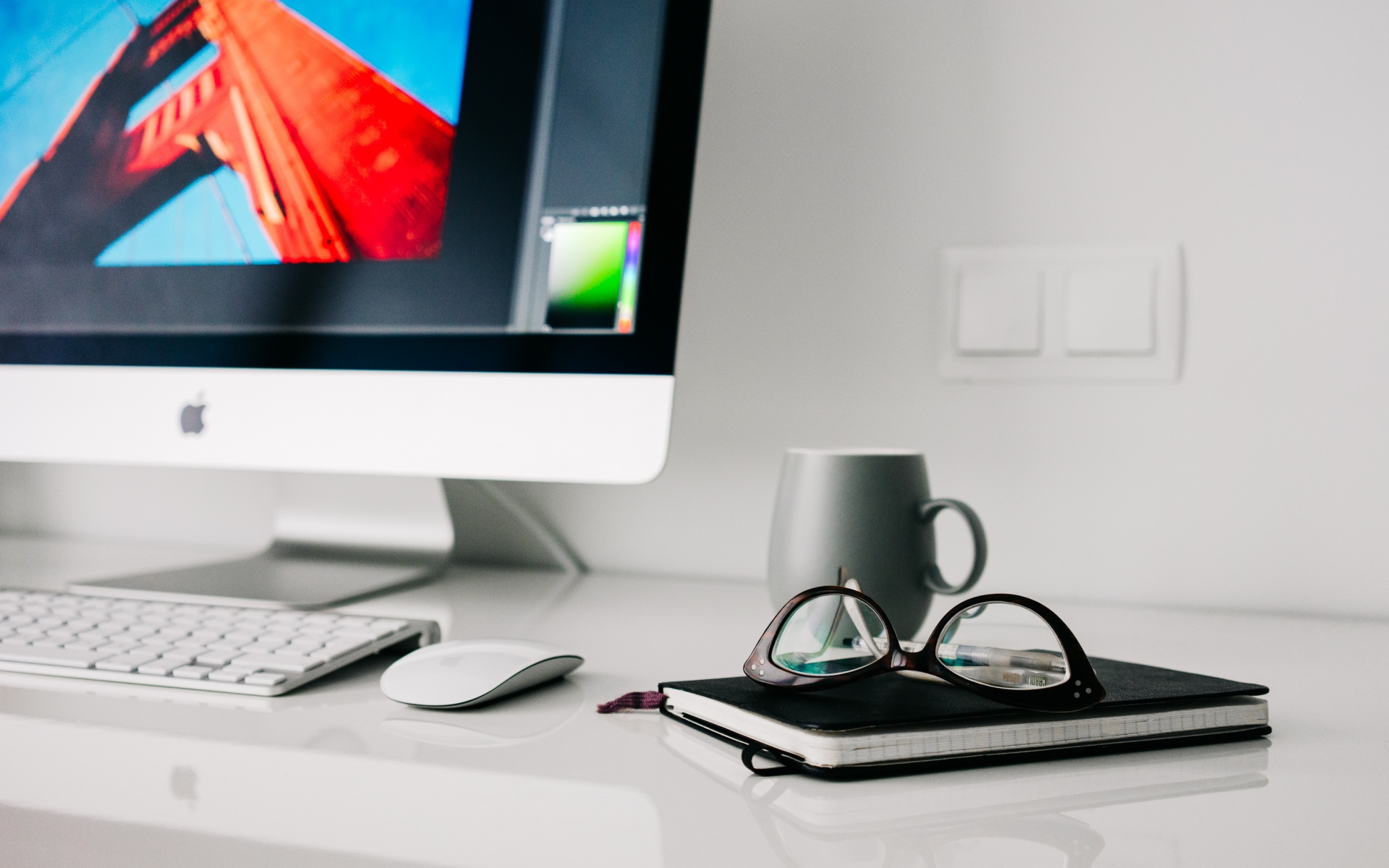 Картинки Imac, яблоко, стол, очки, ноутбук фото и обои на рабочий стол