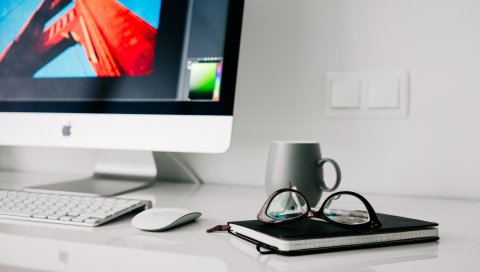 Imac, яблоко, стол, очки, ноутбук