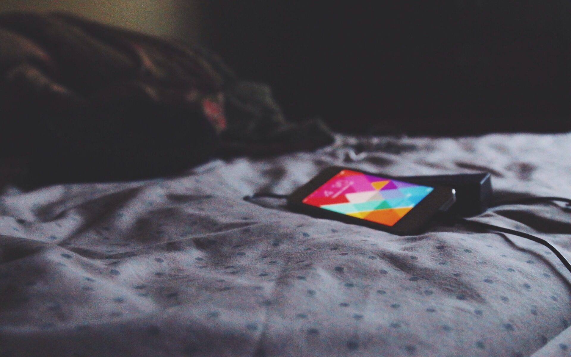 Картинки Iphone, смартфон, кровать фото и обои на рабочий стол