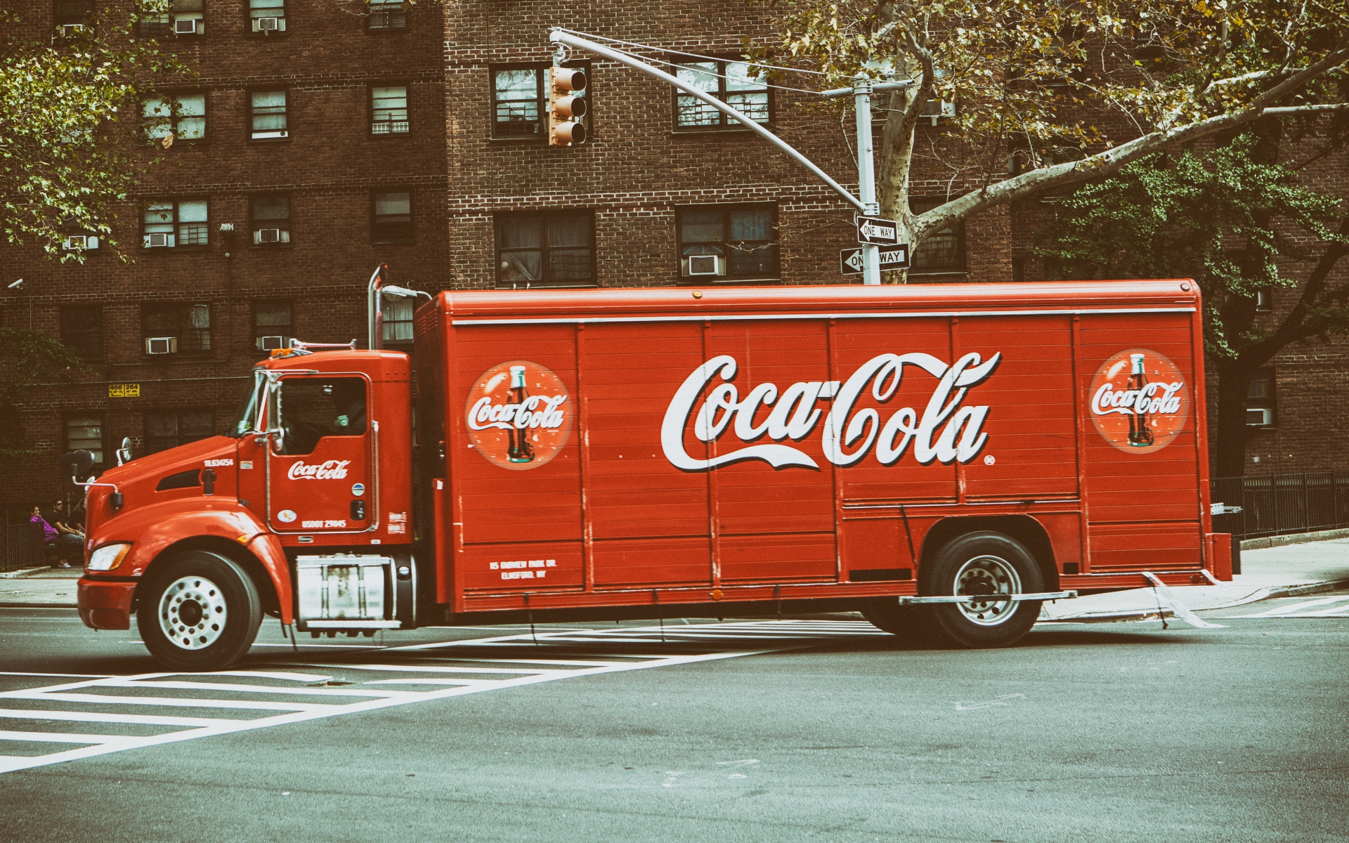 Картинки Кока-кола, грузовик, город фото и обои на рабочий стол