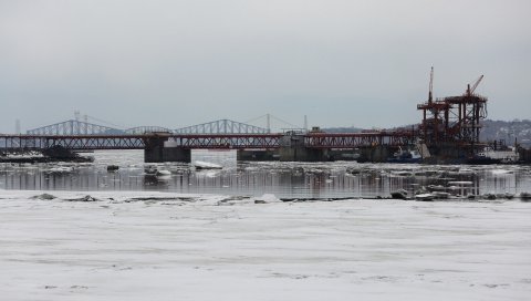 Мост, река, здания, снег