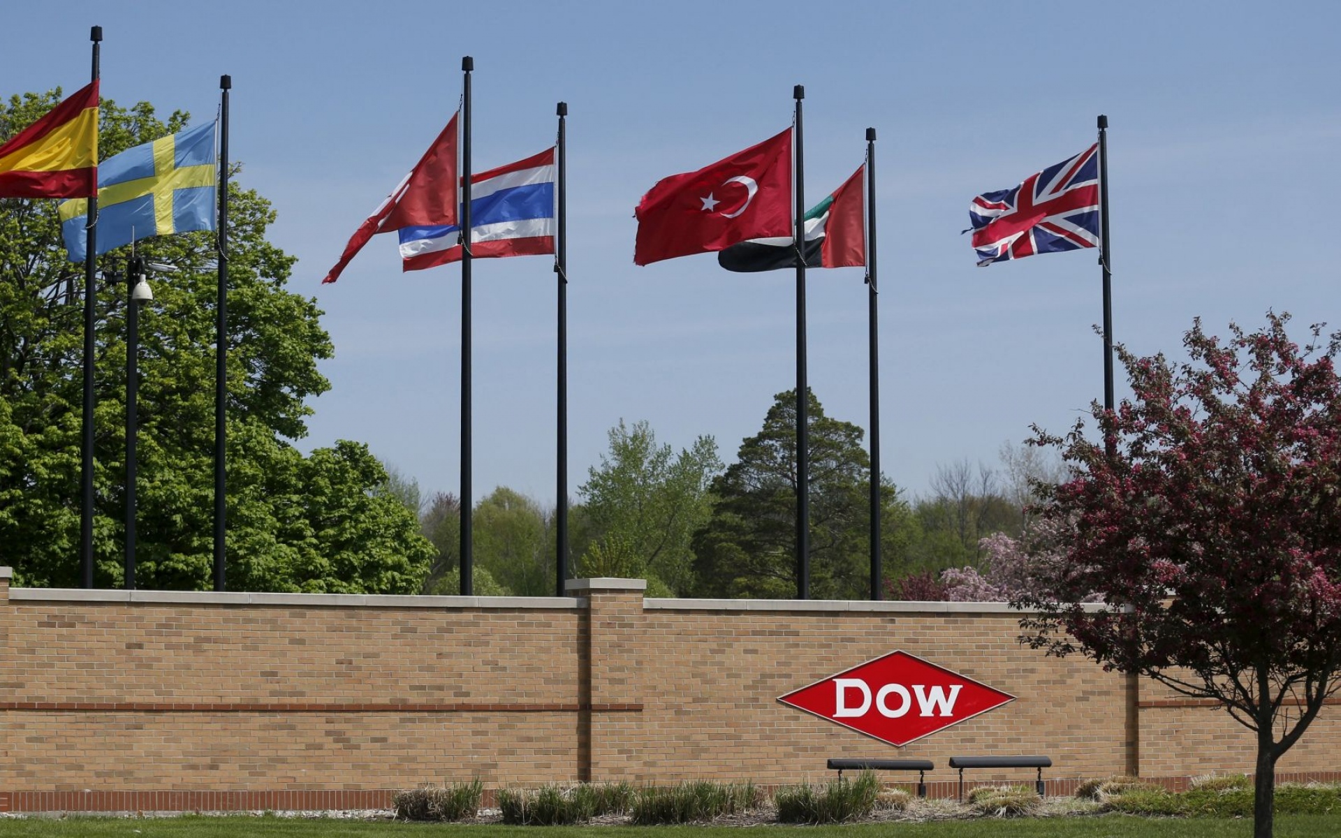 Картинки Dupont, dow chemical, flags, wall фото и обои на рабочий стол