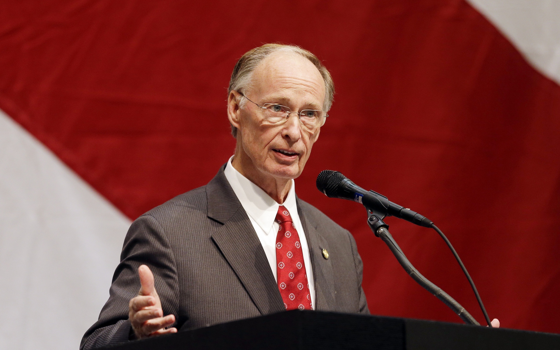 Картинки Robert bentley, политик, микрофон фото и обои на рабочий стол