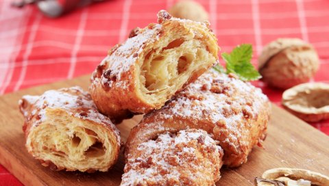 Круассаны, грецкие орехи, выпечка, десерт