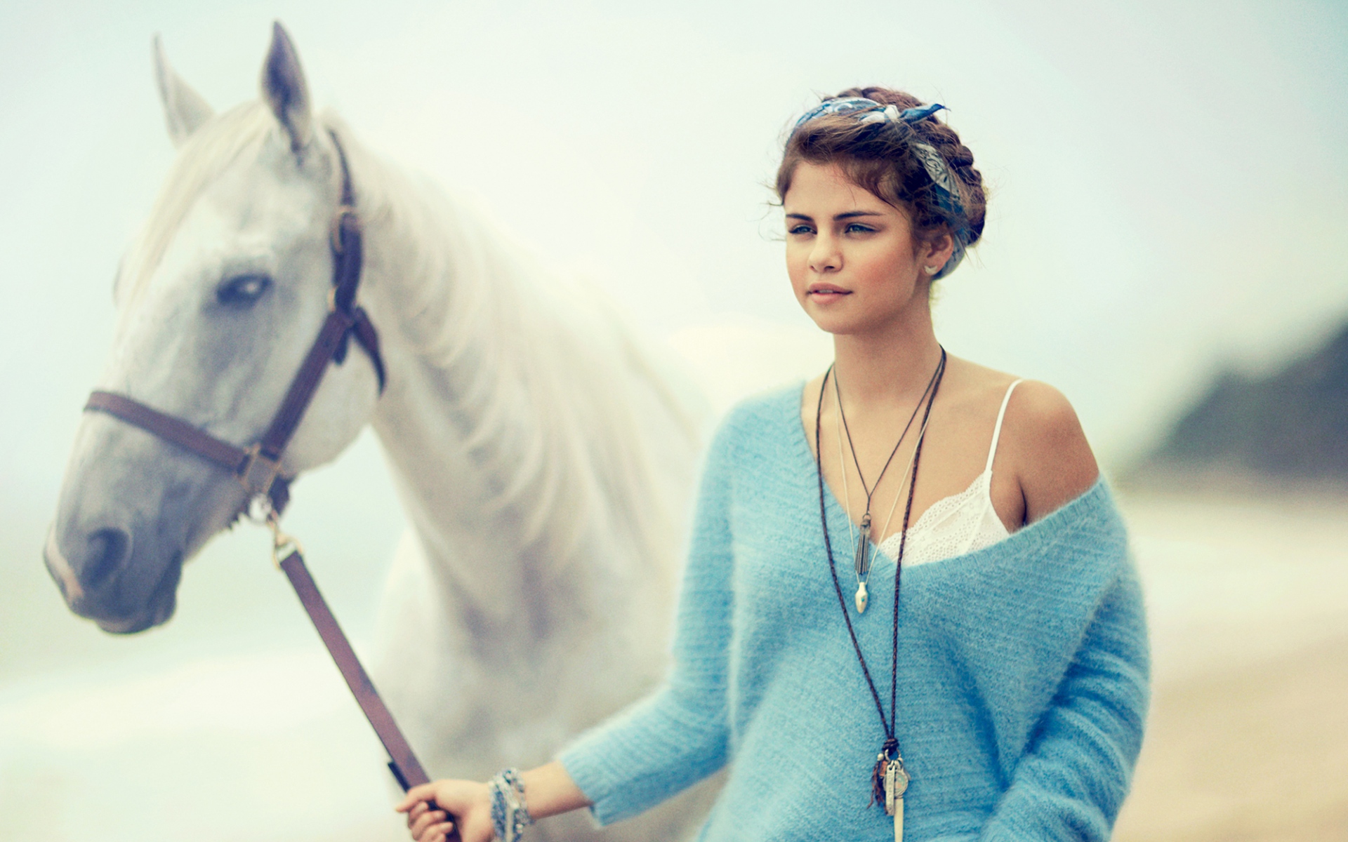 Картинки Selena gomez, актриса, лошадь, певец, знаменитость, модель фото и обои на рабочий стол