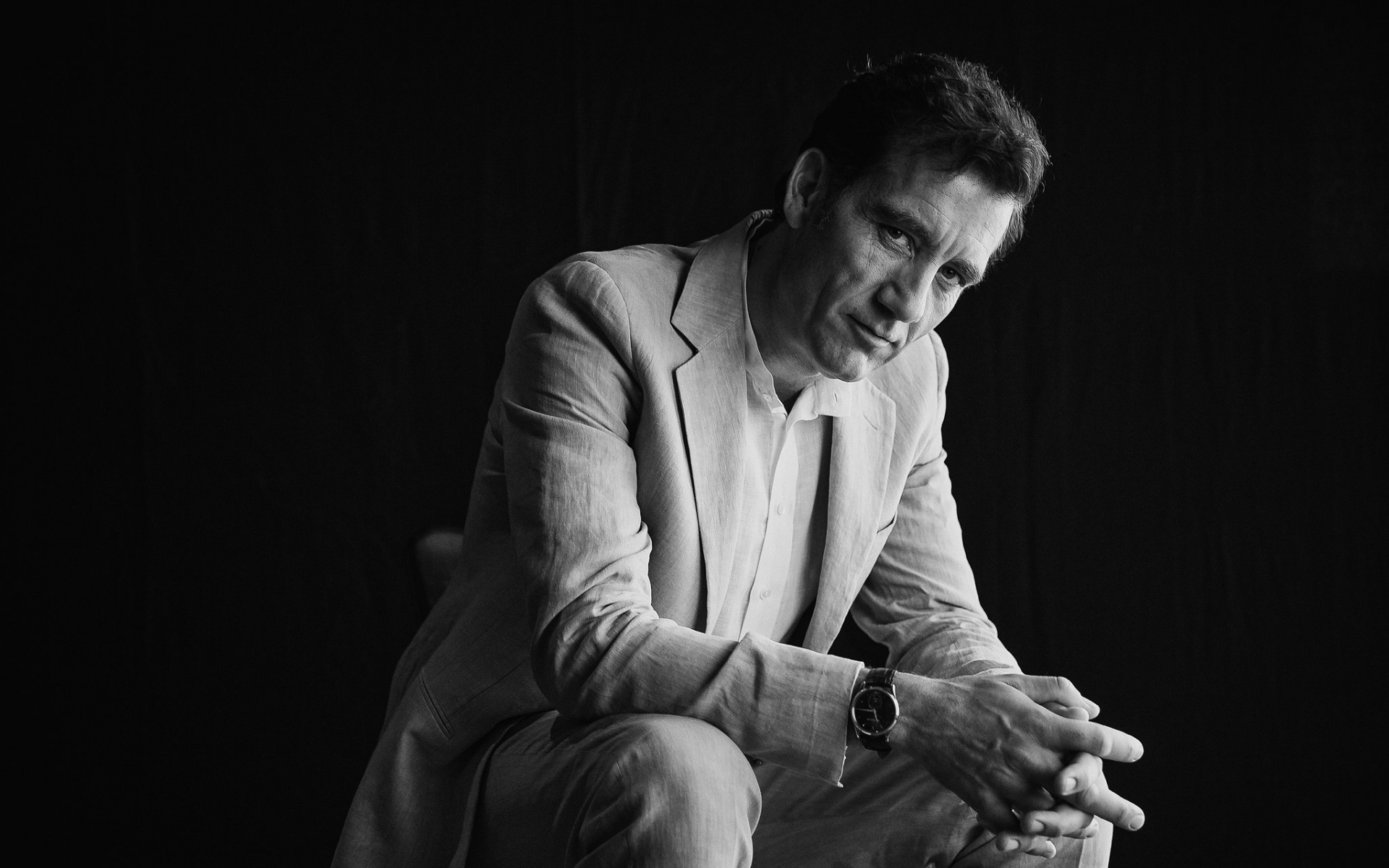 Картинки Clive owen, актер, костюм, bw фото и обои на рабочий стол