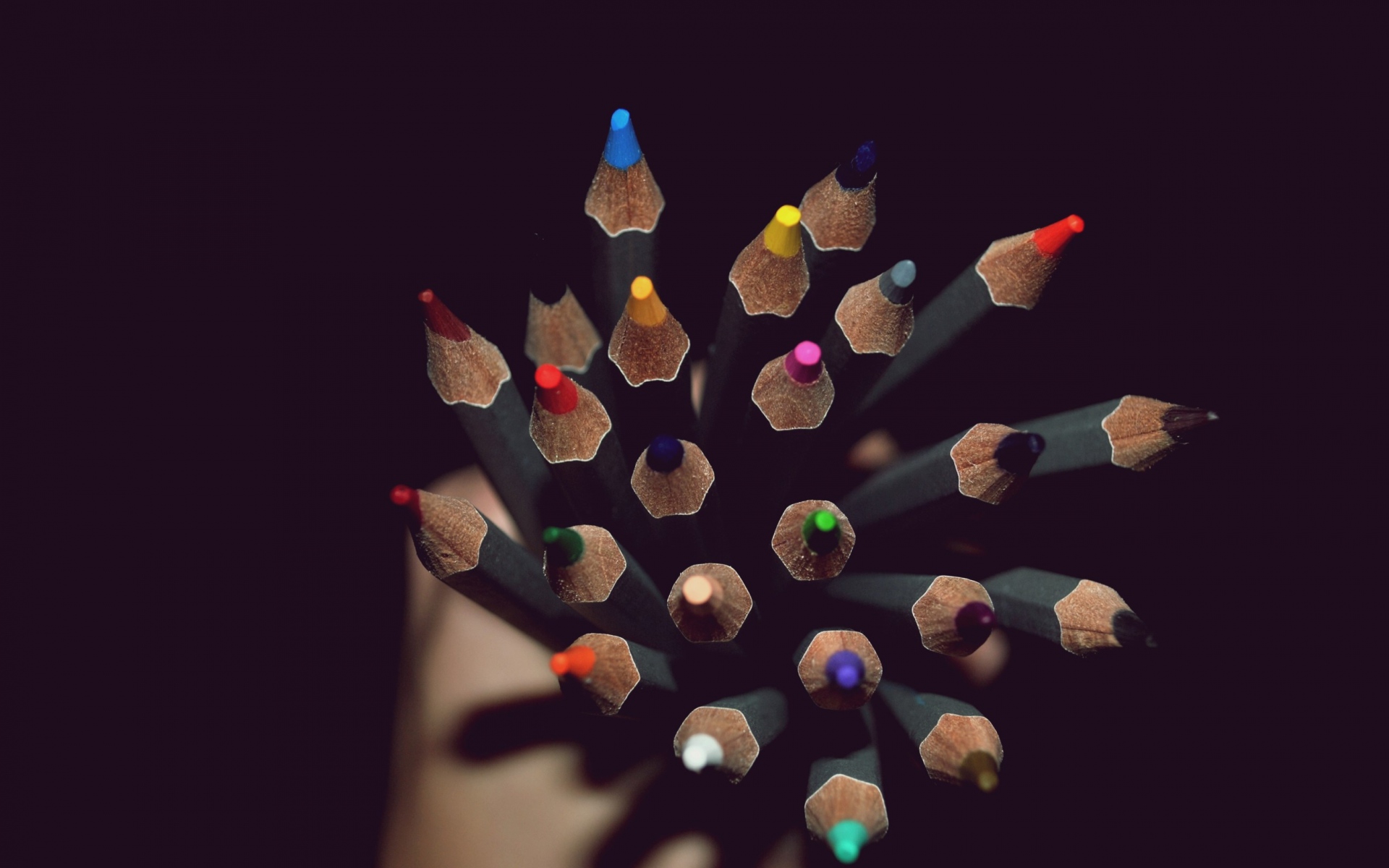 Картинки Цветные карандаши, рука, тень фото и обои на рабочий стол