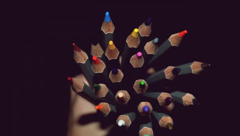 Цветные карандаши, рука, тень