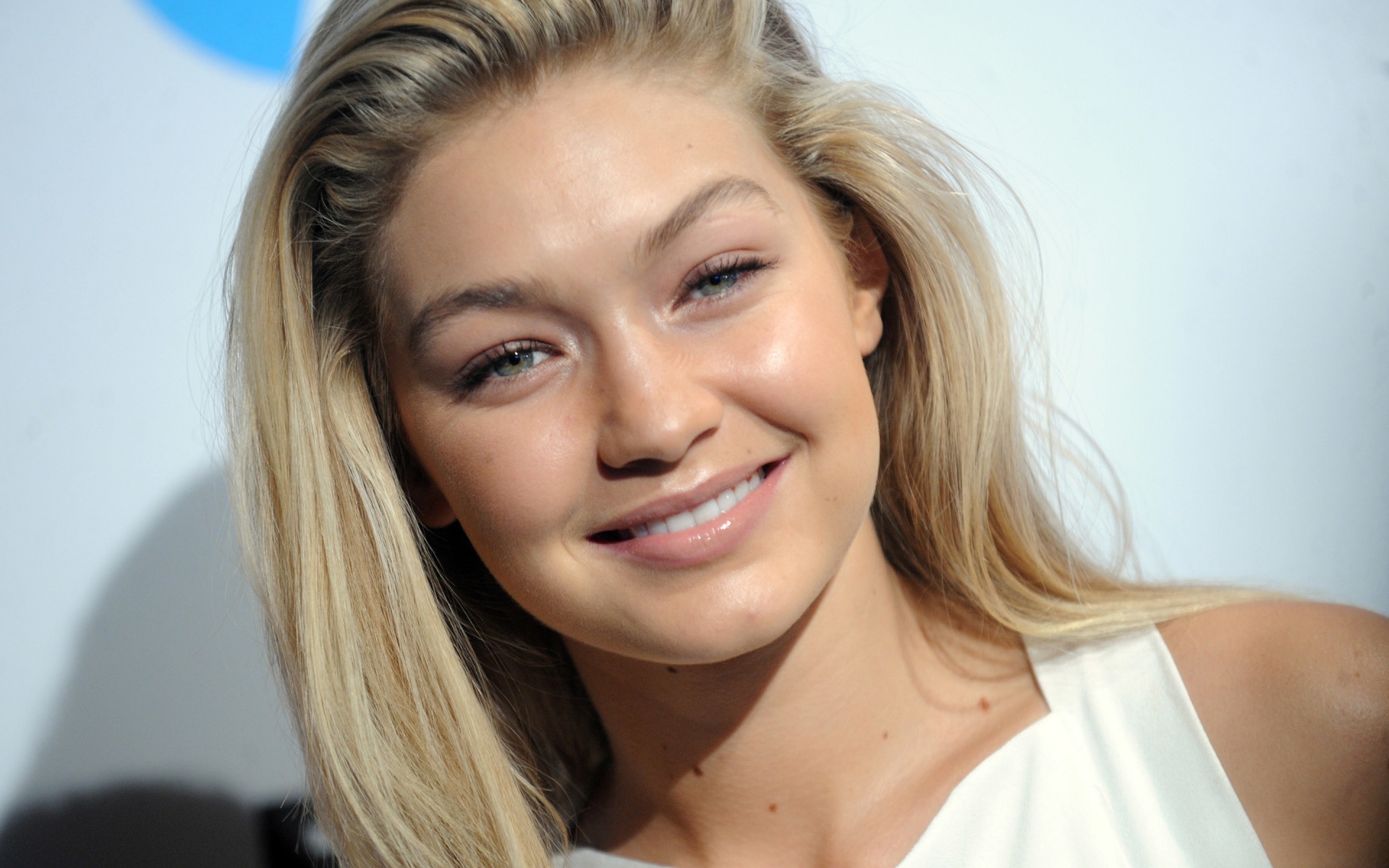 Картинки Gigi hadid, девушка, модель, улыбка, лицо фото и обои на рабочий стол