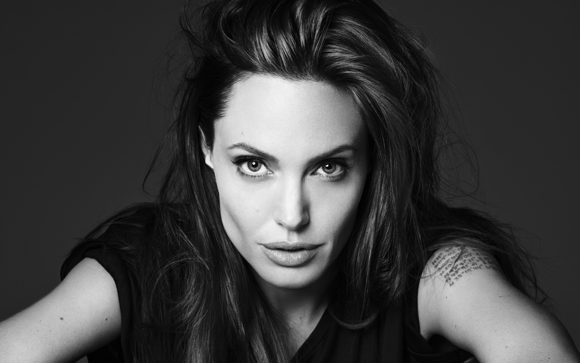 Картинки анджелина Джоли,актриса, взгляд, тату фото и обои на рабочий стол